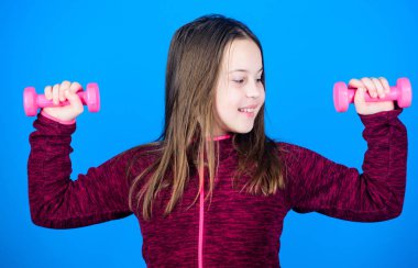 Duygu enerji. Barbell ile mutlu bir çocuk. Enerji sağlık uygunluk. küçük kız tutmak dumbbell egzersiz. ağırlık kaldırma muscules için. Spor başarı. enerji dolu. Genç ve enerji dolu