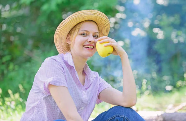 健康的なスナック。女性麦わら帽子座っている草原は、リンゴ果実を保持します。健康的な生活は、彼女の選択です。晴れた日の森でピクニック ガール。少女は、健康的なスナック リンゴ フルーツ自然バック グラウンドとピクニックを楽しむ — ストック写真