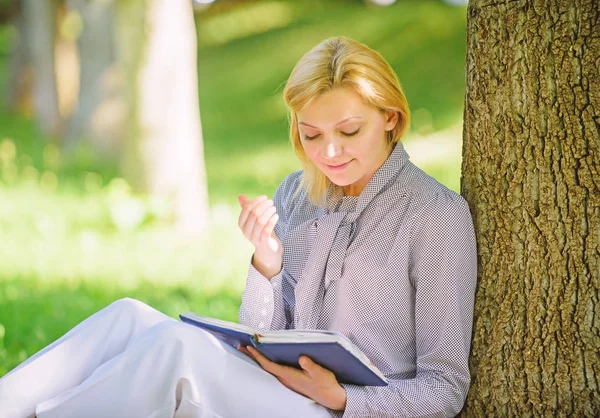 Ontspannen ontspanning een hobby-concept. Beste zelfhulp boeken voor vrouwen. Boeken elk meisje moet lezen. Meisje geconcentreerde sit park mager boomstam lezen boek. Lezing inspirerende boeken. Bestseller top lijst — Stockfoto