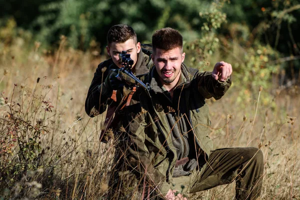 Activité pour les hommes réels concept. Chasseurs avec des fusils dans l'environnement naturel. Chasseurs gardiens de chasse à la recherche d'animaux ou d'oiseaux. Chasser avec des amis. Les amis chasseurs aiment les loisirs. Travail d'équipe et soutien — Photo