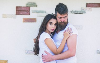 İhale sarılmak. Aşık çift her diğer romantik tarih tadını çıkarın. Aşk romantik tarih sarılma içinde çift duvar arka plan açık havada ışık. Sakallı adam ve kız hugs ya da cuddling. Senin kucak hissetmek çok güzel