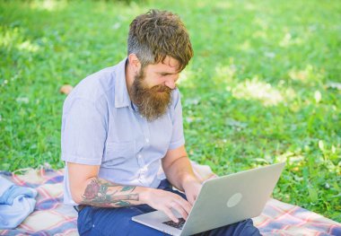 Bloglama için ilham. Blogger için sosyal ağ içerik oluşturun. Blogger doğa tarafından ilham kaynağı olma. Dizüstü doğa arka plan ile sakallı adam. Yazar ya da blogger sosyal ağ için yazı yazmak