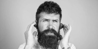 Yaz top radyo grafik. Adam hipster kırmızı olgun çilek kulak kulaklık sakallı. Yaz konsepti vurmak. Adam zevk sulu ses yaz vurmak şarkı müzik. Hipster sakal dinle müzik çilek kulaklık