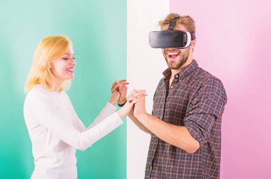 Düğün dansı hazırlayın. Ben hareket yolu gibi. Onu dans öğretmek nasıl öğrendim. Sanal gerçeklik dans okulu. Adam vr gözlük ile mutlu kız dans. Cyber öğretmen sanal okulda hareketinden öğrenin