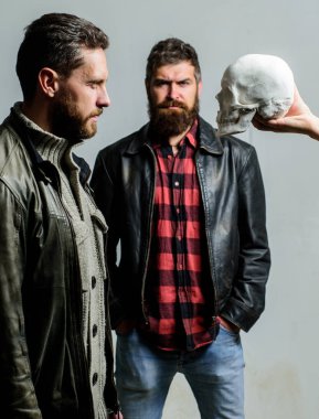 Derin korku gözlerine bakıyor. Adam acımasız sakallı hippi ölüm kafatası sembolü arıyorum. Korkularını aşmak. Cesur ol. Korku kırma üzerinde duruldu. Psikoloji kavram. İnsan korku ve cesaret