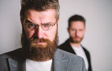 Akıllı göz atmak. Hipster stil ve moda. Hipster gözlük. Adam yakışıklı hipster giyim gözlük sakallı. Göz sağlığı ve görme. Optik ve vizyon kavramı. Akıllı görünüm için gözlük aksesuar