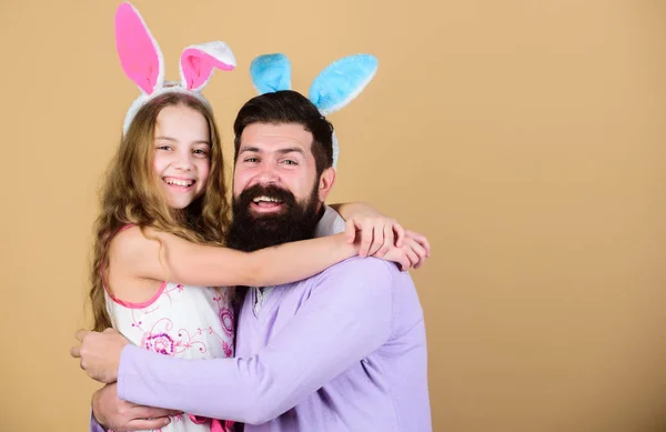 Весняне свято. Великодній дух. Великдень для всієї родини. Щасливого Великодня. Святковий кролик довгими вухами. Концепція сімейної традиції. Тато і дочка носять вуха кролика. Батько і дитина святкують Великдень — стокове фото
