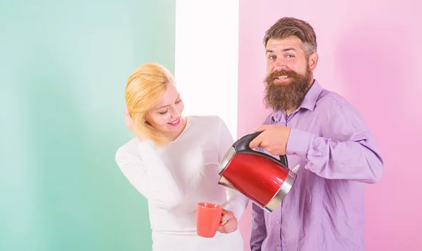 Genieten van mooie ochtend samen. Man met elektrische waterkoker en vrouw met mok klaar om te drinken's ochtends koffie. Krijg energie kosten favoriete warme drank. Het eerste wat ze elke ochtend bereiden warme drank — Stockfoto