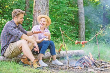 Kimin kazanacağına el hareketi oyunu karar verir. Birkaç turist şenlik ateşinin yanında otururken hareketlerini sergiliyorlar. Erkek ve kız el hareketi oyunu oynuyorlar. Çift taş, kağıt, makas oynar. Kazanan önce yer.