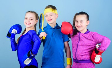 Kızlar çocuklar boks ile spor ekipmanları ve çocuk tenis oyuncusu. Onlar zevk spor bulmak çocuklar yardımcı olacak yöntemler bulunur. Sportif kardeşler. Arkadaşlar spor eğitim için hazır. Çocuk tamamen farklı spor excel