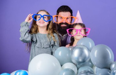 İki kızı olan baba eğleniyor. Babalık kavramı. Dost canlısı aile komik parti aksesuarları giyer. Gelmiş geçmiş en iyi baba. Babalar Günü. Kızların hayatla aktif olarak ilgilenen babalara ihtiyacı vardır. Doğum günü partisi