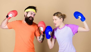 Acı geçicidir, gurur sonsuza kadar. Eğitim koçu ile. Mutlu kadın ve spor olarak sakallı adam çalışma. spor giyim. Mücadele. nakavt ve enerji. Eğitim boks eldiven çift. Delme, spor başarı
