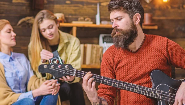 Kesilmiş sakal ve bıyık elektrik gitar tutan adam. Müzisyen içinde pişmiş toprak kazak trendy izlemek ve albüm kapağı için poz büyük yüzük takıyor. Sakallı adam müzik konsantre
