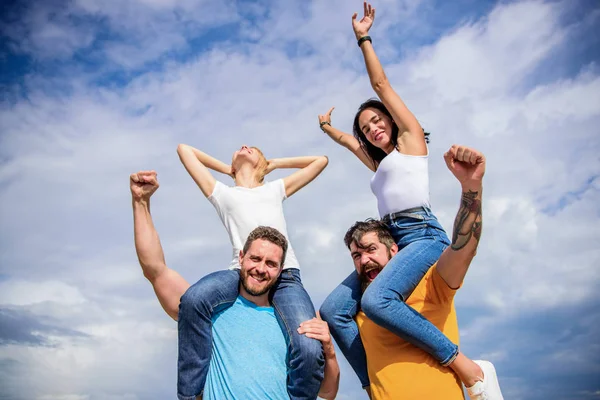 Vacaciones y hobby. Visite el famoso festival durante las vacaciones. Festival de música rock. Siente la libertad. Parejas bailando. Amigos divirtiéndose festival al aire libre de verano. Hombres y mujeres disfrutan del festival de música — Foto de Stock