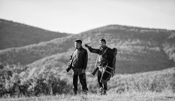 Gamekeeper ockupationen koncept. Jakt med partner ger större säkerhet roligt och givande. Gamekeeper gevär natur miljö. Skogvaktarnas promenad bergen bakgrund. Skogvaktarnas solig höstdag — Stockfoto