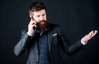 haber tartışıyor. İş hakkında tutkulu. takım elbise tartışırken iş adamı. Online ve çevik. acımasız beyaz tartışırken haber. Olgun hipster sakallı telefonla konuşabilir. Sakallı adam ile smartphone