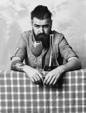 Alkol kokteyli ve mataralı Kafkas hippisi.