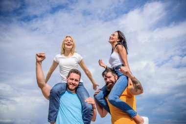 Çifte randevuda iki kez. Birbirine aşık çiftler eğleniyor. Erkekler kız arkadaşlarını omuzlarında taşır. Yaz tatili ve eğlence. Çiftler çifte randevuda. Başka bir çifti davet etmek. Ailelerin dostluğu