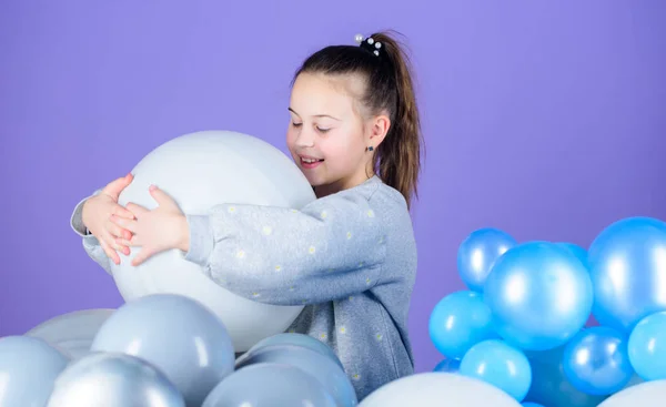 Felicità emozioni positive. Mi diverto. Festa a tema dei palloncini. Ragazza giocare con palloncini d'aria. Festa di compleanno. Giornata dei bambini. Infanzia spensierata. Tutti quei palloncini per me. Ossessionato con palloncini d'aria — Foto Stock