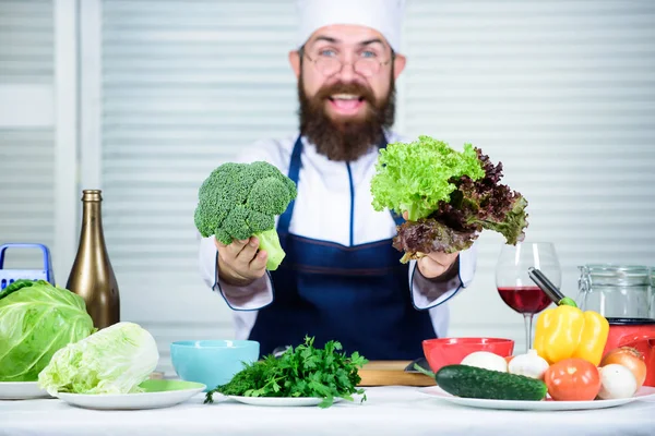 Gesunde vegetarische Rezepte. Ich wähle nur gesunde Zutaten. Mann Kochmütze und Schürze halten Brokkoli. Bio-Gemüse. Konzept für gesunde Ernährung. bärtiger Profi-Koch kocht gesunde Lebensmittel — Stockfoto