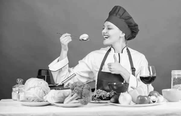健康的口粮。妇女专业厨师用生蘑菇盛放勺子。节食的概念。女孩戴帽子和围裙尝试蘑菇的味道。健康的素食和素食食谱。健康生食。吃得健康 — 图库照片
