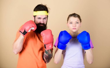 Başarısız zordur. Eğitim koçu ile. nakavt ve enerji. Eğitim boks eldiven çift. Delme, spor başarı. spor giyim. Mücadele. Mutlu kadın ve spor olarak sakallı adam çalışma. tekrar başarısız oldu