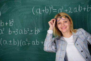 Okula dönüş. Son olarak mezun oldu. Öğretmenler günü. Çalışma ve eğitim. Modern okul. Bilgi gün. kadın sınıfta. Okul. Evde eğitim. mutlu bir kadın. yazı tahtası, okul ders öğretmeni
