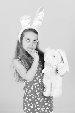 Çocuk düşünme yüz ve bunny kulaklar kafa bandı ile