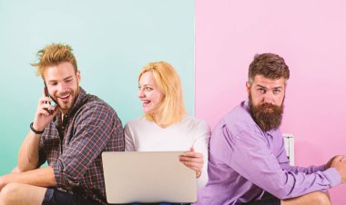 Mobil Gadget dizüstü bilgisayar ile şirket mutlu arkadaşlar. Modern toplum internet olmadan hayat düşünemiyorum. Modern teknoloji. Internet faydaları. Erkek ve kadın her yerde ağa erişim hakkına