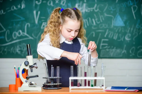 Artículos de vidrio del laboratorio. Futuro microbiólogo. Laboratorio escolar. Chica inteligente estudiante llevar a cabo el experimento escolar. Los alumnos estudian líquidos químicos. Lección de química escolar. Tubos de ensayo con sustancias —  Fotos de Stock