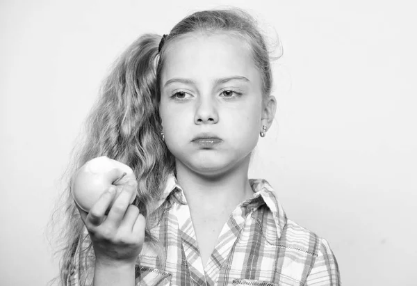 Concept de nutrition vitaminique. Les raisons mangent des pommes tous les jours. Teneur nutritionnelle de la pomme. Apple par jour éloigne le médecin. Une bonne nutrition est essentielle à une bonne santé. Enfant fille manger vert pomme fruit — Photo