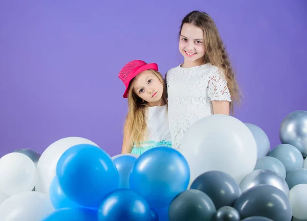 De partij van de verjaardag van de ballon. Meisjes kleine broers en zussen in de buurt van lucht ballonnen. De partij van de verjaardag. Geluk en vrolijke momenten. Zorgeloze kindertijd. Start deze partij. Zusters organiseren thuis partij. Plezier concept — Stockfoto