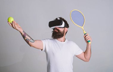Vr gözlük, gri arka planda sakallı adam. Hipster konsantre yüzündeki modern teknolojiler sportif eğlence için kullanın. VR tenis kavramı. Vr gözlüklü play tenis raket ve top ile