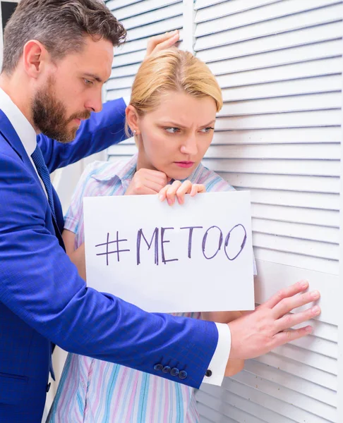 Respektlosigkeit. Sexuelle Belästigung im Büro. Schutz der Frauenrechte. Frau zeigt mir einen Zettel mit dem Text. — Stockfoto