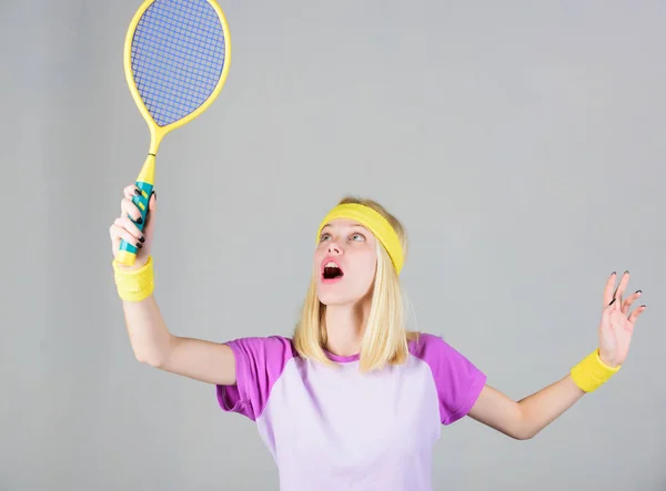 Активный образ жизни. Женщина держит теннисную ракетку в руке. Концепция теннисного клуба. Спорт для поддержания здоровья. Теннисный спорт и развлечения. Активный отдых и хобби. Девушка стройная блондинка играть в теннис — стоковое фото