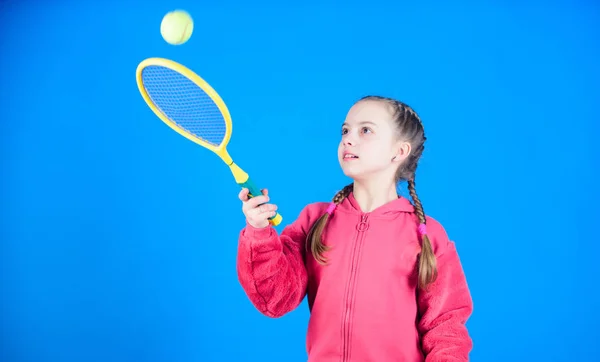 テニス ラケットとボール。子供の活動。幸せな子供のテニス。十代の少女の体操の試し。小さな女の子。フィットネス ダイエットは、健康とエネルギーをもたらします。スポーツ ゲームの活動。幸せな子供時代 — ストック写真