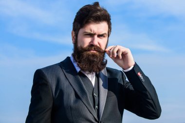 İş adamı gökyüzüne karşı. Sakallı adam. Bıyıklı acımasız beyaz hippi. Gelecekteki başarısı. Erkek resmi moda. Olgun hippi sakallı. Adam dokunmatik sakalı sakallı. Sakallı açık