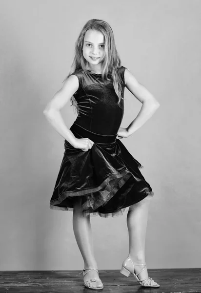 Dançarina infantil satisfeita com a roupa do concerto. Moda infantil. Kid vestido da moda parece adorável. Menina bonito criança usar veludo vestido violeta. Roupas para dança de salão. Dança de salão conceito de moda — Fotografia de Stock