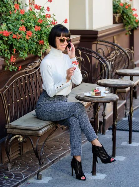 Trevlig tid och fritid. Koppla av och fika. Kvinna attraktiv elegant brunett tillbringar fritid café terrass bakgrund. Glad att höra dig. Fritid-konceptet. Flicka moderiktiga dam med smartphone — Stockfoto