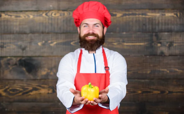 Kulinarisch. Vitamin. Biolebensmittel essen. glücklicher bärtiger Mann. Kochrezept. gesunde Ernährung Kochen. Reifer Hipster mit Bart. vegetarischer Salat mit Gemüse. Snack für die Produktivität der Unternehmen — Stockfoto