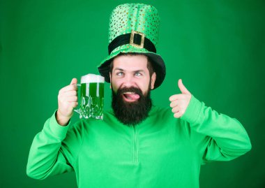 Tavsiye ederim. İçki bira kutlama. Fest ve tatil menü. Boyalı yeşil geleneksel bira. Patricks günü partisi. Alkol içecek. İrlanda sembolü. Adam hipster içki bira sakallı. Irish pub