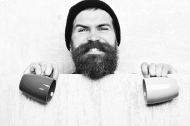 Kâğıt çarşaf ve fincanlarla vahşi beyaz hippi sakallı.