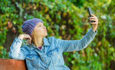 Kız akıllı telefon yeşil doğa arka plan ile. Mobil sohbet kadın. Mobil iletişim ve sosyal ağlar. Kız arama arkadaş. Modern smartphone ile İrtibatı koparmayalım. Mobil arama kavramı