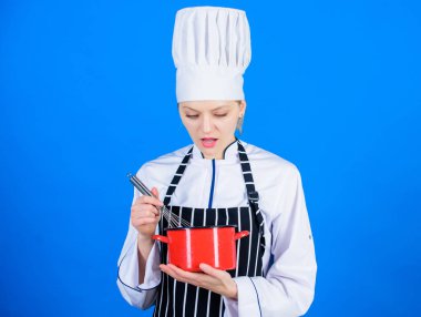Yumurta çırpan kız mı, krema mı? Yavaşça çırpmaya ya da çırpmaya başla. El çırpıcısını kullan. Mutfak aletleri konsepti. En iyi kırbaç teknikleri. Kadın şef çırpı ve esrar tutuyor. Profesyonel gibi kırbaçlıyorum.