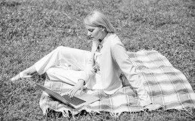 Kadın laptop ya da defter ile halı yeşil çim çayır üzerinde oturmak. Freelancing iş başlatmak için adımları. Bayan freelancer iş açık havada. Online iş fikirleri kavramı. İş piknik kavramı