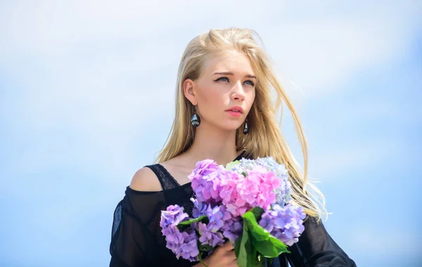 Bukett till flickvän. Mode och skönhet industrin. Fira våren. Flicka mode modell bär hydrangea blommor. Våren fräsch bukett. Trädgårdsskötsel och botanik koncept. Blommor anbud våren doft — Stockfoto