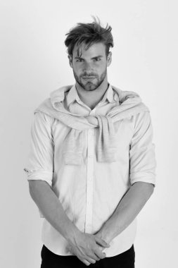 Ciddi yüzlü bir adam beyaz arka planda izole edilmiş.