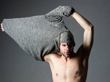 Bohem seksi vücut. Arzu kavramı nesne. Soyunmak durumda yakaladı. Soyunma adam yakışıklı seksi hippi. Adam seksi kas gövde çıkar gri arka plan elbise. Baştan çıkarıcı maço seksi hissediyor