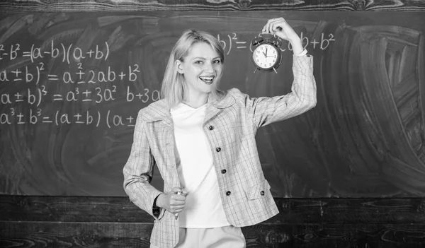 Le importa la disciplina. Es hora de estudiar. Bienvenido año escolar maestro. Buscar profesores comprometidos complementan a los educadores cualificados. Siempre a tiempo. Mujer profesora mantenga el despertador — Foto de Stock