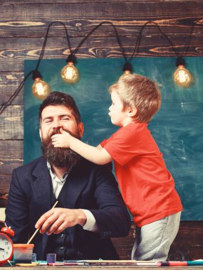 Baba ve çocuk komik surat. Yakışıklı olan oğlu onu iştenuzaklaştırır çalışıyor iken gülüyor